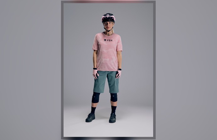 Bikerka v dámském cyklistickém oblečení FOX
